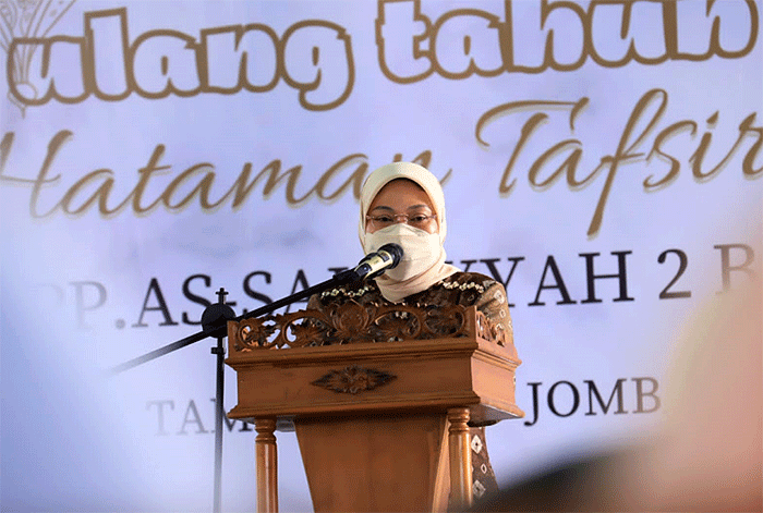 Menteri Ketenagakerjaan Ida Fauziyah, mengingatkan kalangan santri untuk memperkuat diri dengan keterampilan bidang teknologi dan informasi.