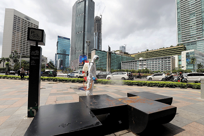 Petugas PMI Jakarta menyemprotkan disinfektan ke kursi di kawasan Thamrin, Bundaran HI, Jakarta, Senin (7/2/2022).