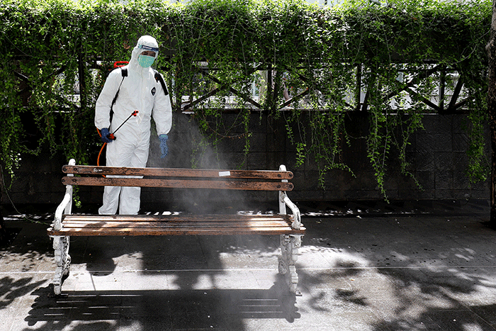 Petugas PMI Jakarta menyemprotkan disinfektan ke kursi di kawasan Thamrin, Bundaran HI, Jakarta, Senin (7/2/2022).