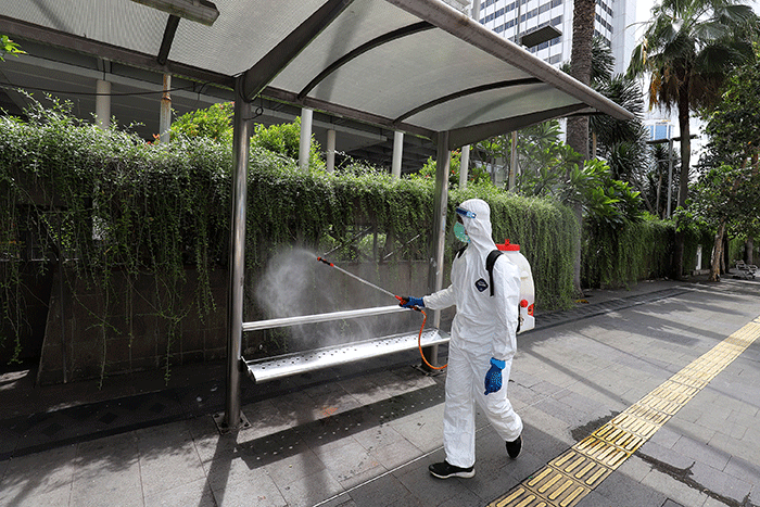 Petugas PMI Jakarta menyemprotkan disinfektan ke kursi di kawasan Thamrin, Bundaran HI, Jakarta, Senin (7/2/2022).