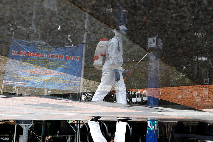 Petugas PMI Jakarta menyemprotkan disinfektan ke kursi di kawasan Thamrin, Bundaran HI, Jakarta, Senin (7/2/2022).