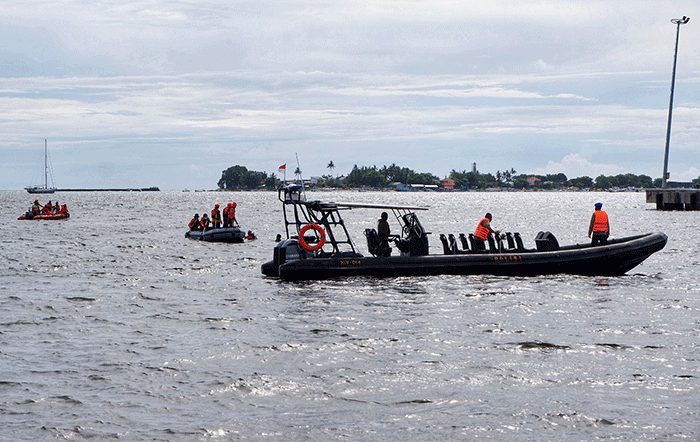 Tim SAR melakukan pencarian korban tenggelam di Pantai Benteng Panyua, Kota Makassar, Senin (7/2/2022).