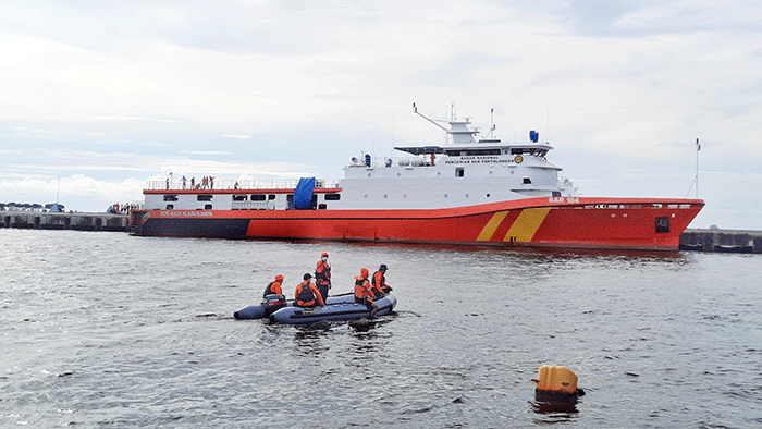 Tim SAR melakukan pencarian korban tenggelam di Pantai Benteng Panyua, Kota Makassar, Senin (7/2/2022).