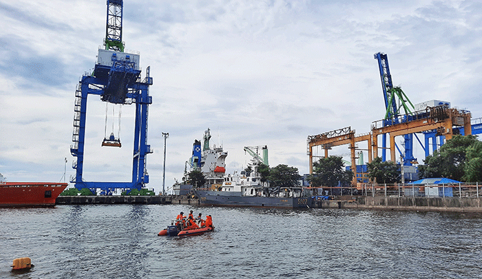 Tim SAR melakukan pencarian korban tenggelam di Pantai Benteng Panyua, Kota Makassar, Senin (7/2/2022).