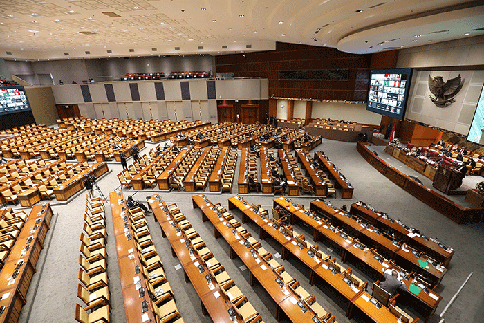 Rapat paripurna ke-14 masa persidangan III tahun sidang 2021-2022 di Gedung Nusantara II, Kompleks Parlemen Senayan, Jakarta, Selasa (8/2/2022).