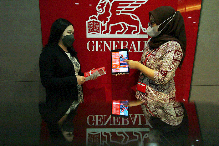 Customer service Generali sedang memberikan penjelasan kepada nasabah terkait dengan produk terbaru, BeSMART di Jakarta, Selasa (8/2/2022).
