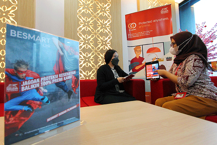 Customer service Generali sedang memberikan penjelasan kepada nasabah terkait dengan produk terbaru, BeSMART di Jakarta, Selasa (8/2/2022).