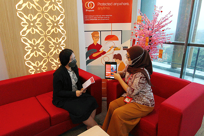 Customer service Generali sedang memberikan penjelasan kepada nasabah terkait dengan produk terbaru, BeSMART di Jakarta, Selasa (8/2/2022).