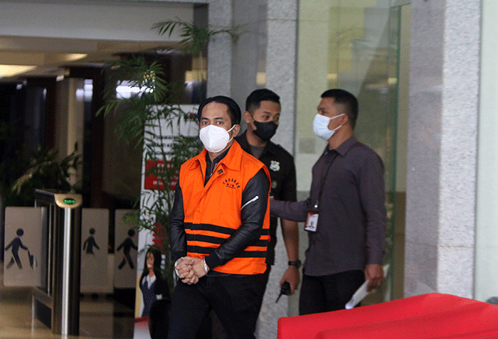 Tersangka Bupati Penajam Paser Utara Abdul Gafur usai menjalani pemeriksaan lanjutan di Gedung Merah Putih KPK, Jakarta, Selasa (8/2/2022).