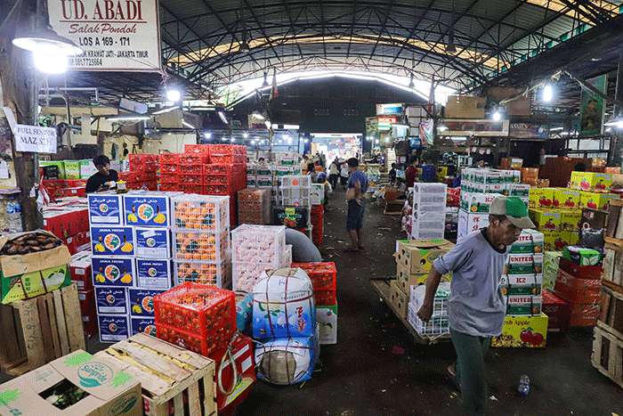 Suasana aktivitas jual beli di Pasar Induk Kramat Jati, Jakarta Timur, Selasa (8/2/2022).
