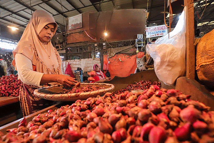 Suasana aktivitas jual beli di Pasar Induk Kramat Jati, Jakarta Timur, Selasa (8/2/2022).