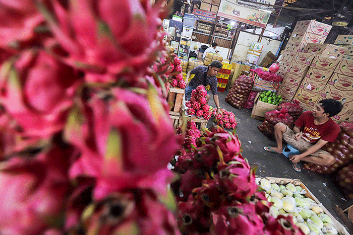 Suasana aktivitas jual beli di Pasar Induk Kramat Jati, Jakarta Timur, Selasa (8/2/2022).