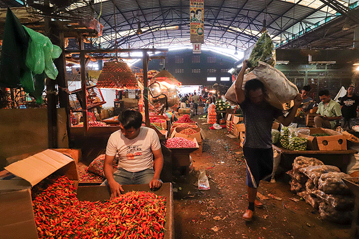 Suasana aktivitas jual beli di Pasar Induk Kramat Jati, Jakarta Timur, Selasa (8/2/2022).