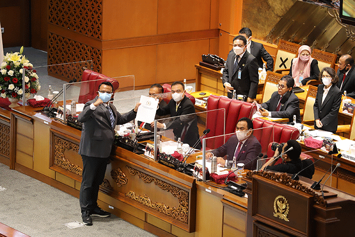 Rapat Paripurna ke-14 DPR Masa Persidangan III Tahun 2021-2022 di Kompleks Parlemen, Jakarta, Selasa (8/2/2022).