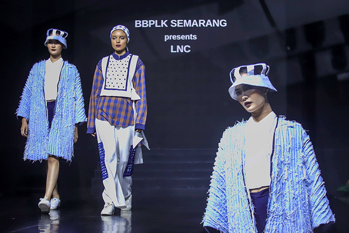 Sejumlah model bejalan di cat walk saat meperagakan busana dalam acara Jakarta Fashion Trend (JFT) 2022 di Jakarta, Rabu (9/2/2022).