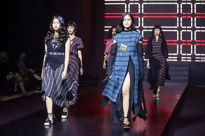 Sejumlah model bejalan di cat walk saat meperagakan busana dalam acara Jakarta Fashion Trend (JFT) 2022 di Jakarta, Rabu (9/2/2022).