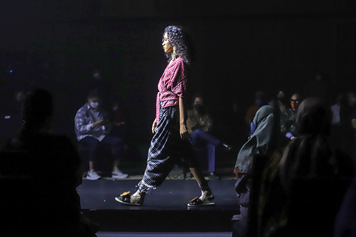 Sejumlah model bejalan di cat walk saat meperagakan busana dalam acara Jakarta Fashion Trend (JFT) 2022 di Jakarta, Rabu (9/2/2022).
