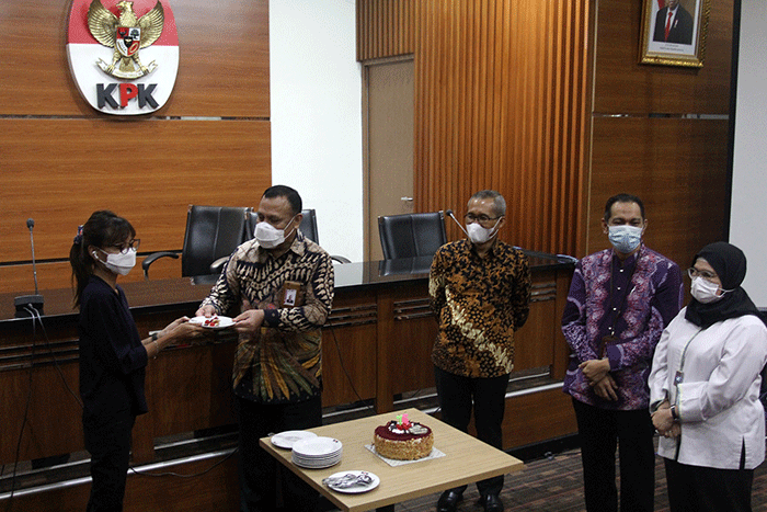 Ketua Komisi Pemberantasan Korupsi (KPK) Firli Bahuri, memberikan potongan kue kepada perwakilan jurnalis.