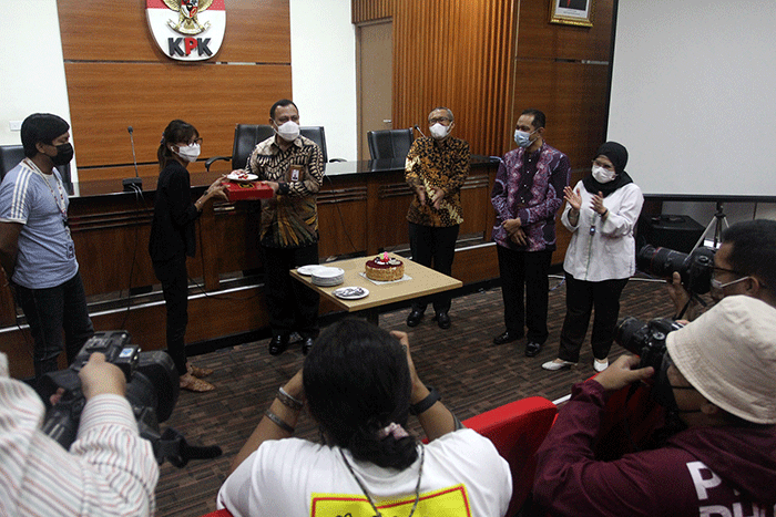 Ketua Komisi Pemberantasan Korupsi (KPK) Firli Bahuri, memberikan potongan kue kepada perwakilan jurnalis.