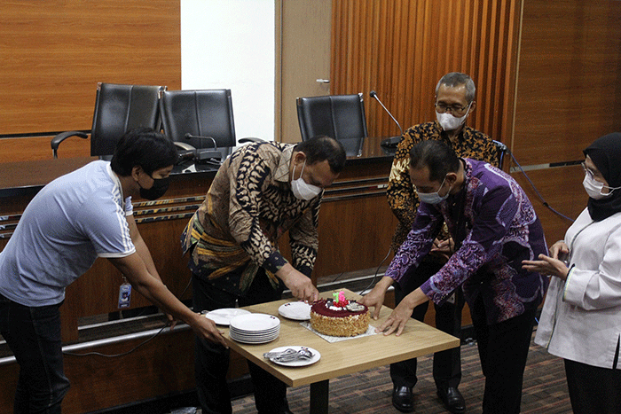 Ketua Komisi Pemberantasan Korupsi (KPK) Firli Bahuri, memberikan potongan kue kepada perwakilan jurnalis.