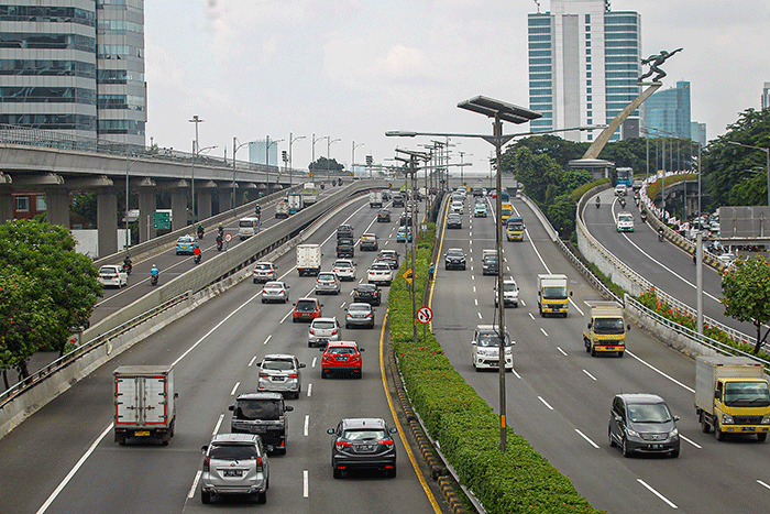 Sejumlah kendaraan melintasi di ruas tol dalam kota, Jakarta, Rabu (9/2/2022).