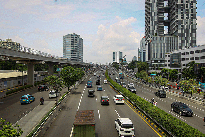 Sejumlah kendaraan melintasi di ruas tol dalam kota, Jakarta, Rabu (9/2/2022).