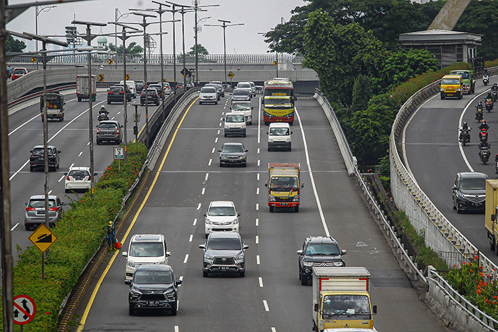 Sejumlah kendaraan melintasi di ruas tol dalam kota, Jakarta, Rabu (9/2/2022).