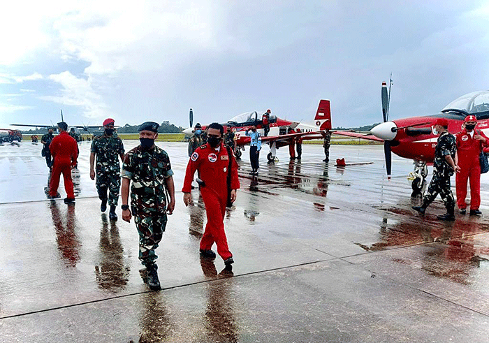 Tujuh pesawat Jupiter Aerobatic Team (JAT) TNI AU, yang akan tampil pada Singapore Air Show (SAS) 2022, tiba di Lanud Hang Nadiem, Batam, Rabu (9/2/2022).