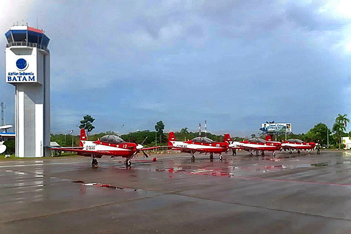 Tujuh pesawat Jupiter Aerobatic Team (JAT) TNI AU, yang akan tampil pada Singapore Air Show (SAS) 2022, tiba di Lanud Hang Nadiem, Batam, Rabu (9/2/2022).