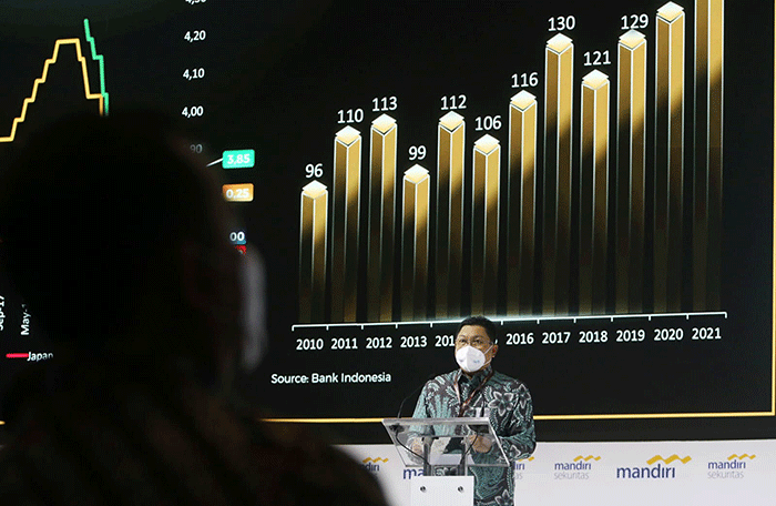 Wamen BUMN II Kartika Wirjoatmodjo saat menerima cinderamata dari Direktur Utama Bank Mandiri Darmawan Junaidi pada acara Mandiri investment Forum 2022.