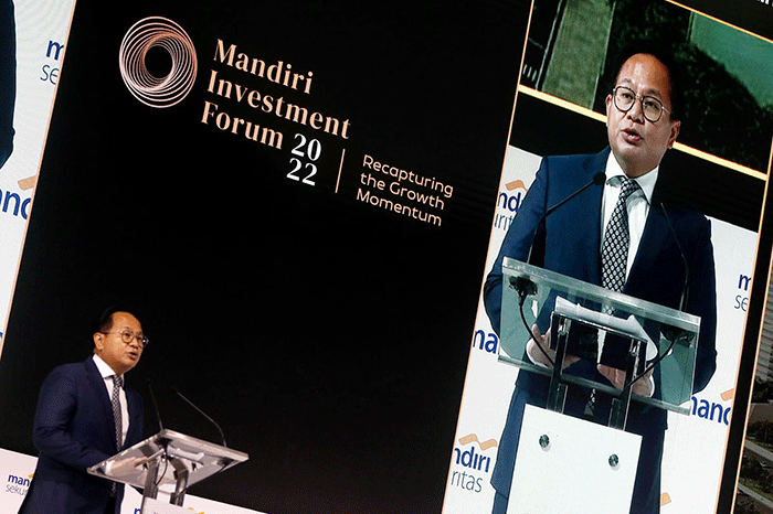 Wamen BUMN II Kartika Wirjoatmodjo saat menerima cinderamata dari Direktur Utama Bank Mandiri Darmawan Junaidi pada acara Mandiri investment Forum 2022.
