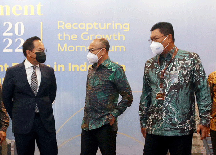 Wamen BUMN II Kartika Wirjoatmodjo saat menerima cinderamata dari Direktur Utama Bank Mandiri Darmawan Junaidi pada acara Mandiri investment Forum 2022.