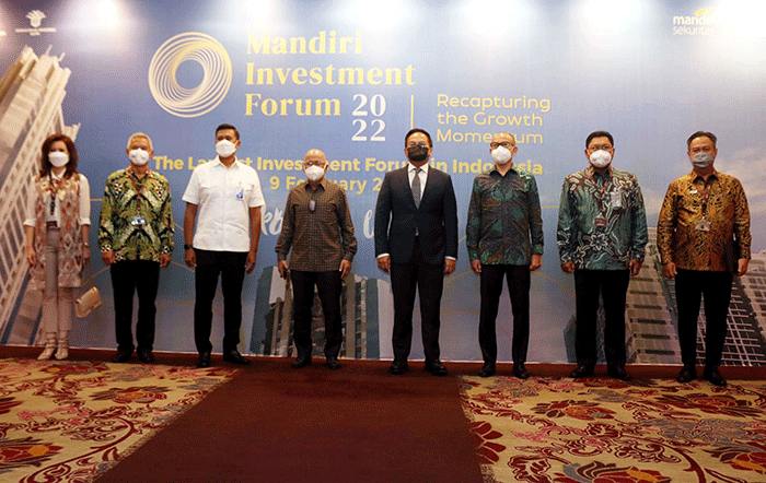 Wamen BUMN II Kartika Wirjoatmodjo saat menerima cinderamata dari Direktur Utama Bank Mandiri Darmawan Junaidi pada acara Mandiri investment Forum 2022.