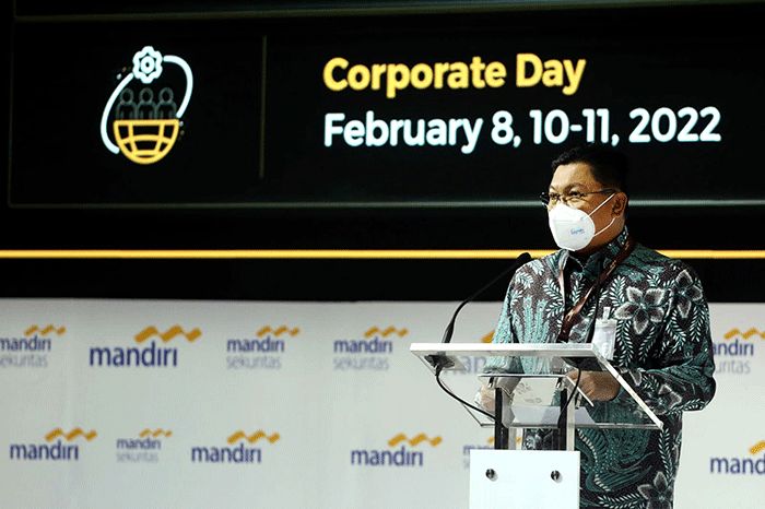 Wamen BUMN II Kartika Wirjoatmodjo saat menerima cinderamata dari Direktur Utama Bank Mandiri Darmawan Junaidi pada acara Mandiri investment Forum 2022.
