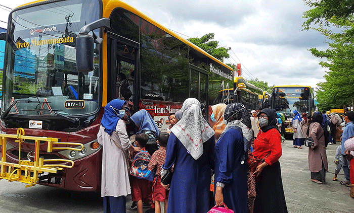 Antusiasme penumpang Teman Bus di depan pintu masuk Mal Panakukang, Makasssr, Rabu (9/2/2022).