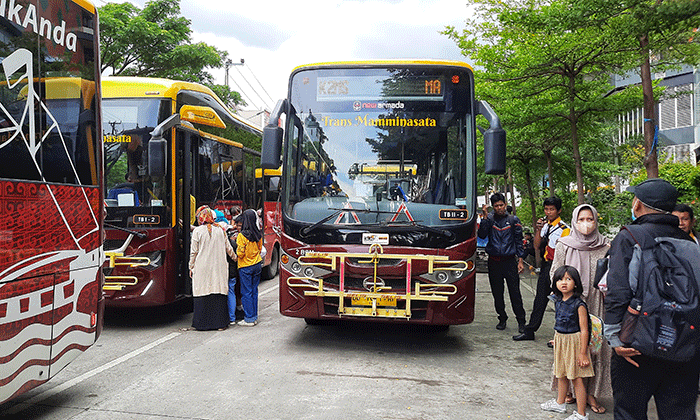 Antusiasme penumpang Teman Bus di depan pintu masuk Mal Panakukang, Makasssr, Rabu (9/2/2022).