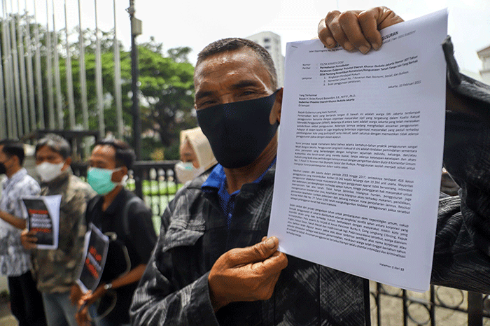 Massa yang tergabung dalam Koalisi Rakyat Menolak Penggusuran (KRMP) berunjuk rasa di depan Balai Kota DKI Jakarta, Jakarta Pusat, Kamis (10/2/2022).