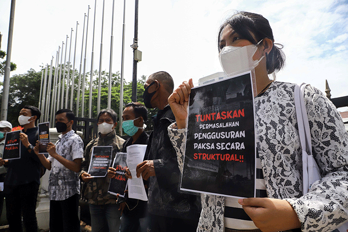 Massa yang tergabung dalam Koalisi Rakyat Menolak Penggusuran (KRMP) berunjuk rasa di depan Balai Kota DKI Jakarta, Jakarta Pusat, Kamis (10/2/2022).