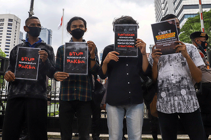 Massa yang tergabung dalam Koalisi Rakyat Menolak Penggusuran (KRMP) berunjuk rasa di depan Balai Kota DKI Jakarta, Jakarta Pusat, Kamis (10/2/2022).