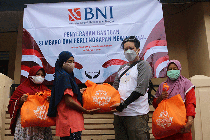 Warga menerima bantuan sembako BNI yang disalurkan Jurnalis Peduli di Pulau Panggang, Kepulauan Seribu Utara, Provinsi DKI Jakarta, Kamis (10/2/2022).