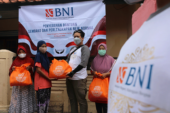 Warga menerima bantuan sembako BNI yang disalurkan Jurnalis Peduli di Pulau Panggang, Kepulauan Seribu Utara, Provinsi DKI Jakarta, Kamis (10/2/2022).