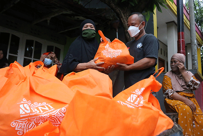 Warga menerima bantuan sembako BNI yang disalurkan Jurnalis Peduli di Pulau Panggang, Kepulauan Seribu Utara, Provinsi DKI Jakarta, Kamis (10/2/2022).