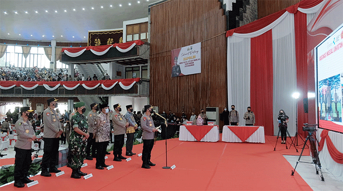 Kapolri Jenderal Listyo Sigit Prabowo meninjau secara langsung akselerasi vaksinasi serentak di Gedung Sultan Suriansyah, Banjarmasin.