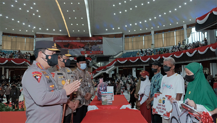 Kapolri Jenderal Listyo Sigit Prabowo meninjau secara langsung akselerasi vaksinasi serentak di Gedung Sultan Suriansyah, Banjarmasin.