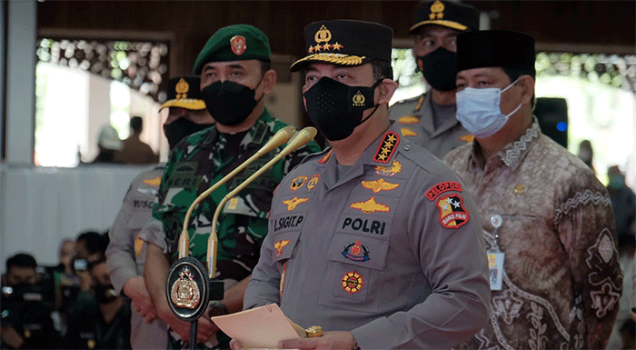 Kapolri Jenderal Listyo Sigit Prabowo meninjau secara langsung akselerasi vaksinasi serentak di Gedung Sultan Suriansyah, Banjarmasin.