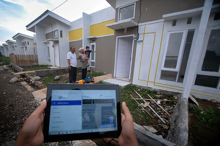 Calon Penghuni melihat unit rumah yang telah dibelinya di Perumahan, Kabupaten Maros.