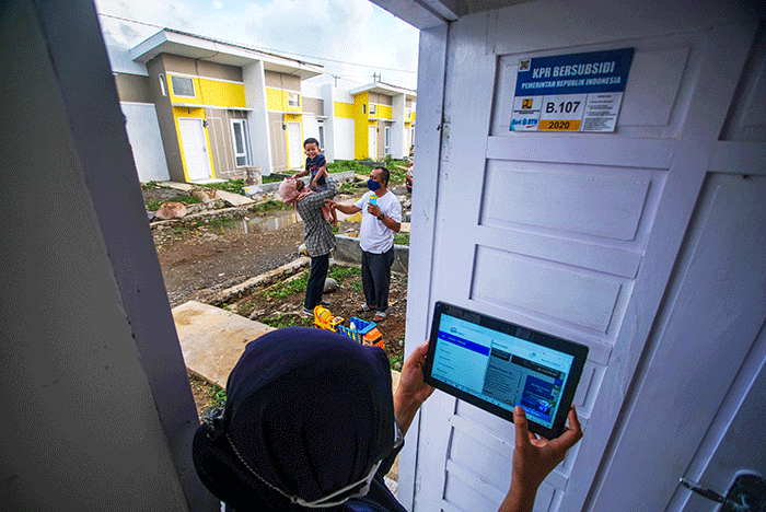 Calon Penghuni melihat unit rumah yang telah dibelinya di Perumahan, Kabupaten Maros.