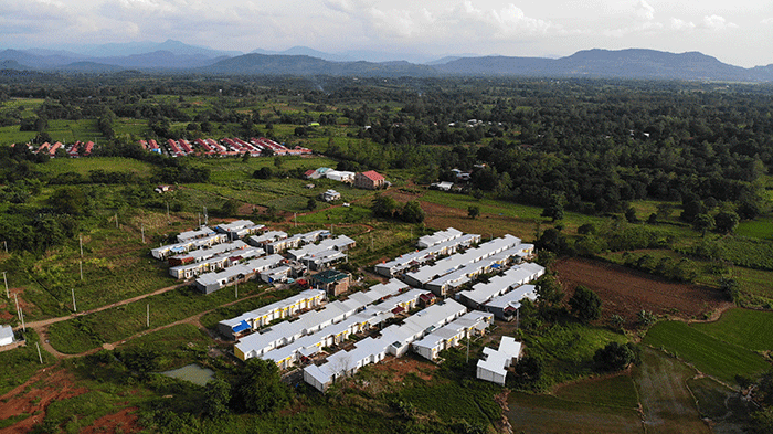 Calon Penghuni melihat unit rumah yang telah dibelinya di Perumahan, Kabupaten Maros.