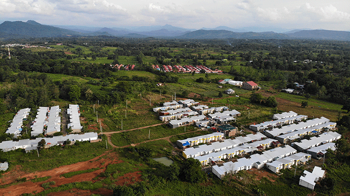 Calon Penghuni melihat unit rumah yang telah dibelinya di Perumahan, Kabupaten Maros.