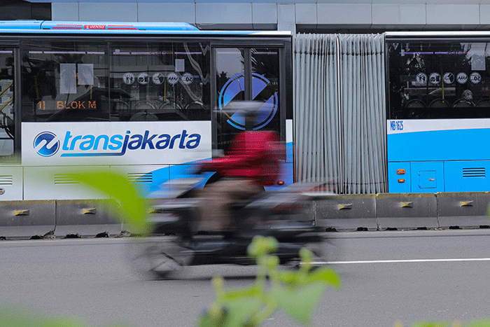 Penumpang menunggu kedatangan bus Transjakarta di Halte Tosari, Jakarta Pusat, Kamis (10/2/2022).